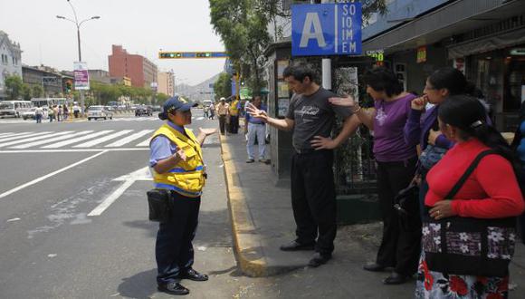 En la Av. Arequipa se colocarán paraderos diferenciados con las letras A y B, como en la Av. Tacna y la Av. Garcilaso. (Foto: Archivo El Comercio)