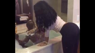 Instagram: Mayweather paga a mujer para que lo jabone (VIDEO)