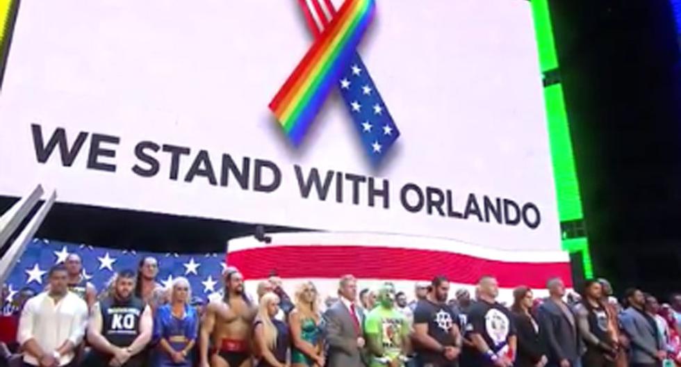 Roster principal de WWE rindió homenaje a las víctimas en el tiroteo de Orlando | Foto: WWE