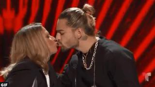 Latin AMAs 2018: Maluma besó a la doctora Polo de "Caso cerrado" en premiación