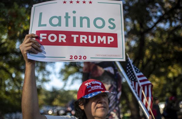 Un hombre sostiene un cartel de "Latinos por Trump" en una protesta después de que Joe Biden ganó las elecciones presidenciales de 2020 en Austin, Texas, el 7 de noviembre de 2020. (Foto:/ AFP)