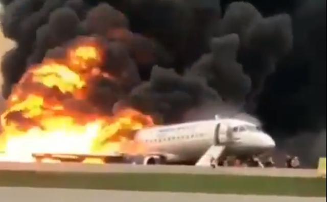 Aeroflot | Rusia: un avión se incendia en pleno vuelo y aterriza en el aeropuerto de Cheremetievo.