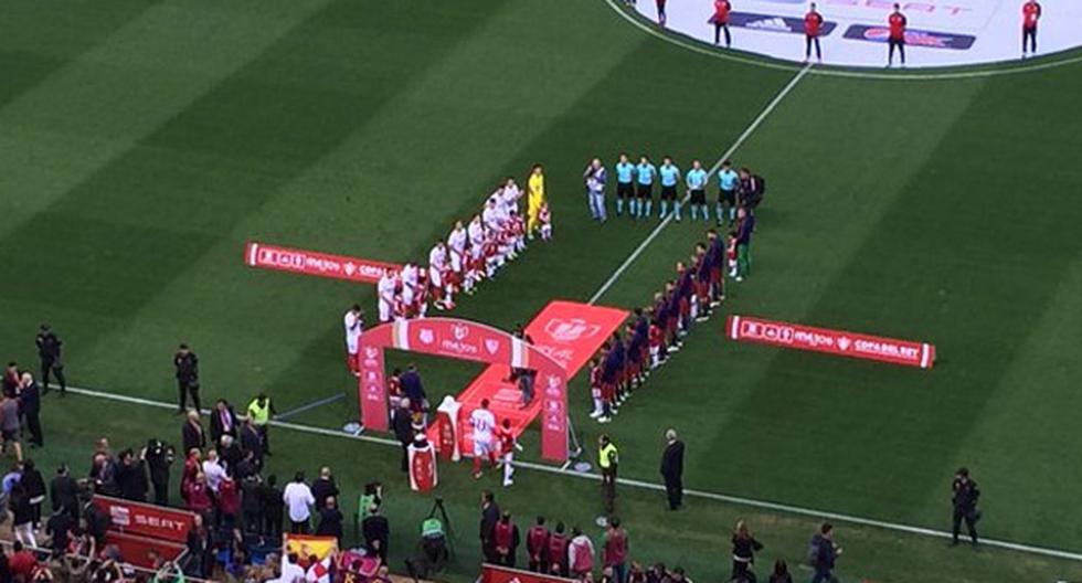 Así fue el pasillo doble de Barcelona y Sevilla en la final de la Copa del Rey. (Foto: Twitter Duma Katalonii)