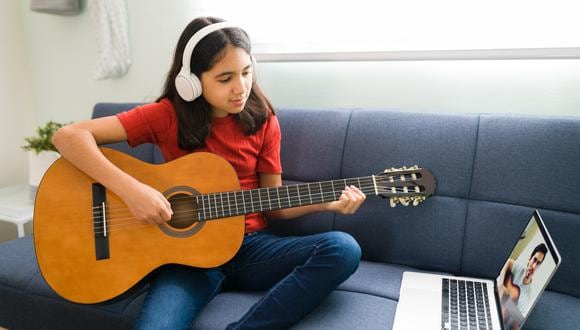 La música refuerza el  desarrollo cognitivo, físico y lingüístico de tus hijos. (Foto: Freepik)