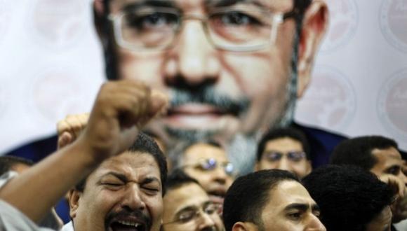 Hija de Mursi dice que un doble suplanta a su padre en juicios
