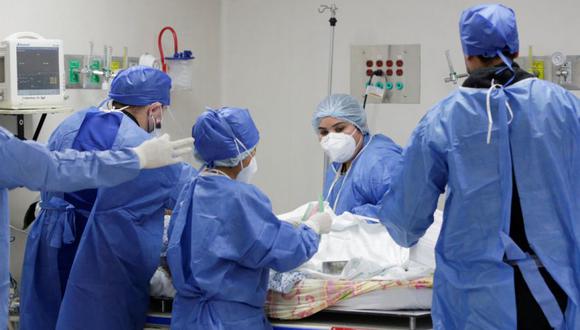Personal médico trata a un paciente con enfermedad por coronavirus (COVID-19) en la sala de emergencias del Hospital Metropolitano en Monterrey, México. (Foto: EUTERS/Daniel Becerril).