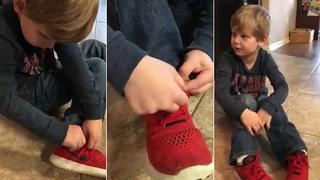 Niño de cinco años enseña truco para atarse los pasadores
