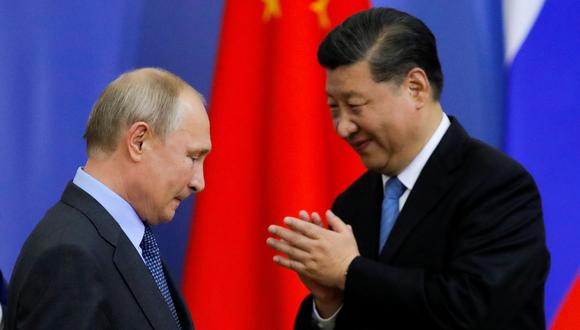 Vladimir Putin y Xi Jinping con en un encuentro en San Petersburgo. (Dmitri Lovetsky/Pool vía REUTERS/Foto de archivo).