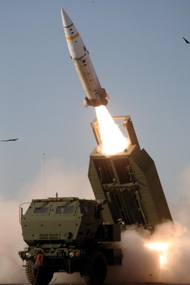 El misil ATACMS  de Estados Unidos es disparado desde un lanzador del Sistema de Cohetes de Artillería de Alta Movilidad M142. (Foto del ejército de EE.UU.).