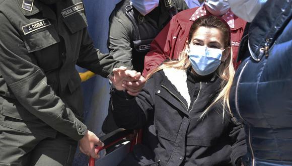 La expresidenta interina de Bolivia, Jeanine Áñez, es trasladada en silla de ruedas a un centro médico en La Paz. (EFE/ Stringer).