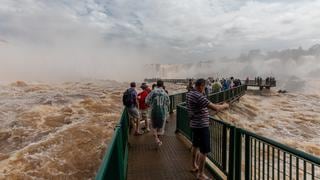 El turista canadiense que se subió a una baranda de las Cataratas del Iguazú, cayó al vacío y murió