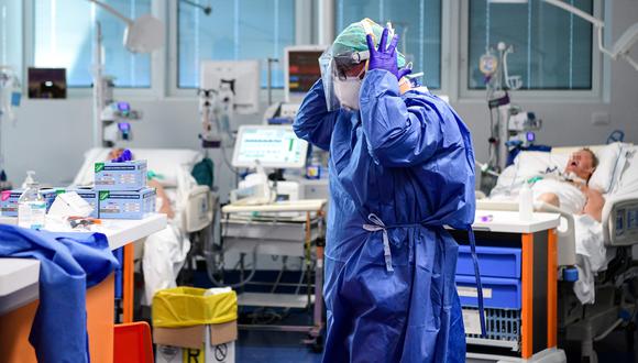 Un médico se alista para revisar a varios pacientes de coronavirus en un hospital de Lombardía, en Italia. (AFP / Piero CRUCIATTI / Referencial).
