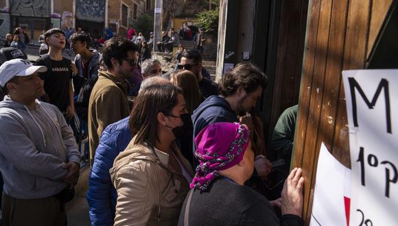 Durante esta jornada, Chile escoge a los 50 consejeros (25 hombres y 25 mujeres) que redactarán una nueva propuesta de Constitución; sin embargo, muchos de los electores participan de la elección con cierto desinterés. ( Foto: EFE)