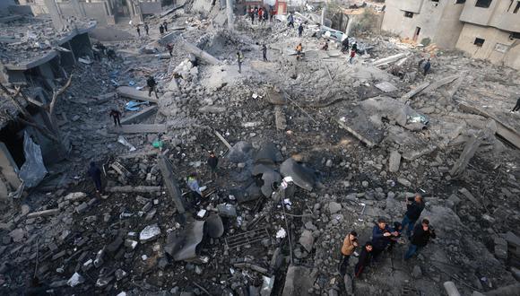 Palestinos entre los escombros de los edificios destruidos durante el bombardeo israelí en Rafah, en el sur de la Franja de Gaza, el 25 de enero de 2024, en medio de continuas batallas entre Israel y el grupo militante palestino Hamás. (Foto de AFP)