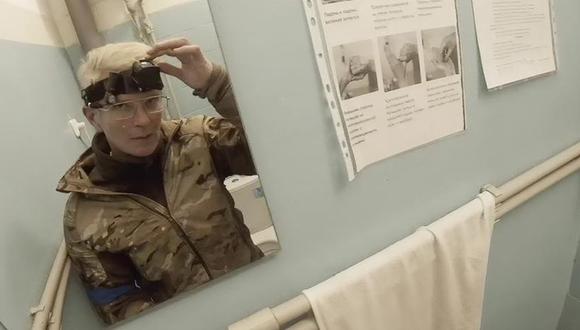 La médica Yuliia Paievska, conocida como Taira, se mira en el espejo y apaga su cámara en Mariúpol, Ucrania.