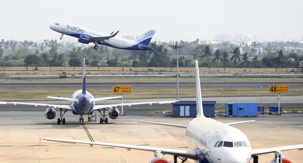 Un vuelo de la aerolínea Indigo parte a Varanasi en el aeropuerto nacional de Kamaraj, durante el primer día de reanudación de vuelos domésticos después de que el gobierno impusiera un bloqueo nacional como medida preventiva contra la propagación del COVID-19, en Chennai.  (Arun SANKAR / AFP)