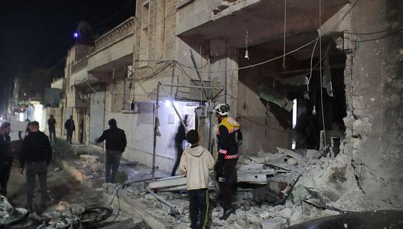 Rescatistas y civiles sirios en la escena de un ataque con cohetes en la ciudad de Azaz, en el norte de la provincia de Alepo, controlada por los rebeldes, el 22 de noviembre de 2022. (Foto de AFP)