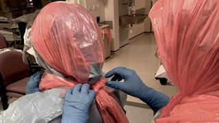“Nos tenemos que poner bolsas de basura en la cabeza”: doctora que atiende casos de coronavirus en Reino Unido