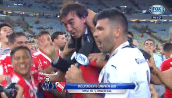 Independiente y la descontrolada celebración de sus jugadores mojando a un periodista. (Video: FOX Sports)