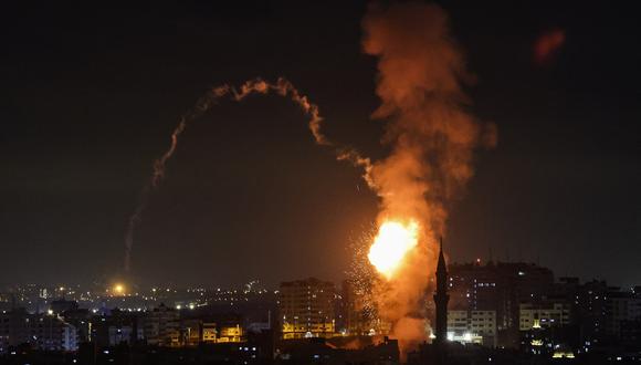 El humo se eleva sobre los edificios en la ciudad de Gaza en el enclave palestino el 2 de mayo de 2023. (Foto de Mohammed ABED / AFP)