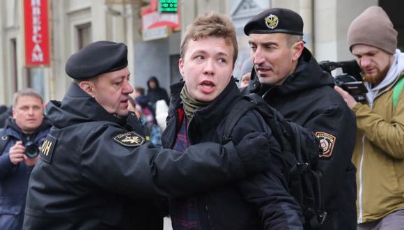 Agentes de policía detienen a un periodista Roman Protasevich que intenta cubrir un mitin en Minsk, Bielorrusia, 26 de marzo de 2017. (EFE / EPA / STRINGER).
