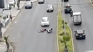 El momento en el que un automovilista embiste a delincuentes en moto que asaltaron a adultos mayores | VIDEO