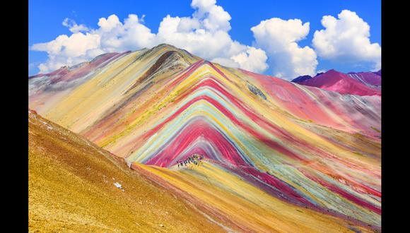 La montaña Vinicunca, conocida como la montaña arcoíris o montaña de Los Siete Colores, es otro atractivo indispensable en tu próxima visita al Cuco. Tiene una altitud de 5.200 m.s.n.m. y su nombre se debe a los colores de su apariencia, los cuales provienen de los minerales que guarda en su subsuelo. Foto: Shutterstock.