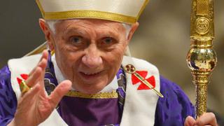 Benedicto XVI "se está apagando lentamente", dice su secretario