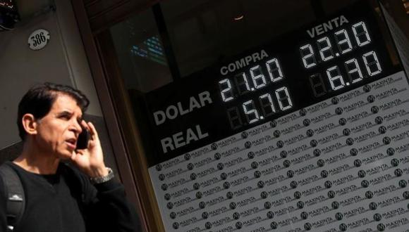 Pizarra electrónica que muestra tipos de cambio en el distrito financiero de Buenos Aires. (Foto: Reuters)