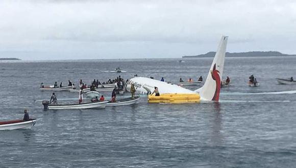 Barcos de pesca locales se movilizan para recuperar a los pasajeros y la tripulación del vuelo de Air Niugini después de que el avión se estrelló contra el mar. (Foto: AP)