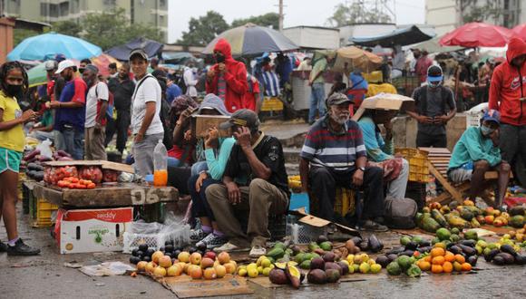 Los vendedores esperan a los clientes bajo la lluvia en el mercado mayorista de Coche en medio del brote de la enfermedad del coronavirus en Caracas, Venezuela. (Foto: REUTERS / Manaure Quintero).