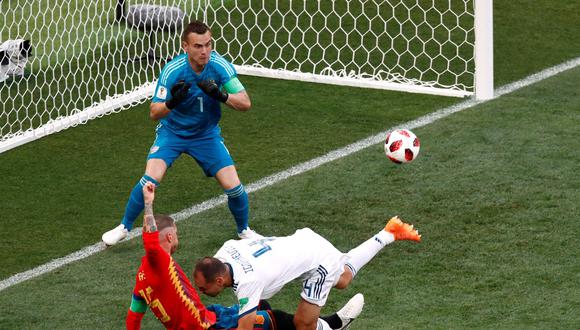 La selección española empezó con pie derecho el cotejo por octavos de final del Mundial 2018 ante Rusia. El capitán Sergio Ramos forzó la acción del tanto. (Foto: Reuters)