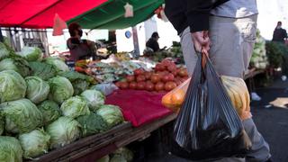 Chile dice adiós a las bolsas plásticas: ningún comercio puede ya entregarlas 