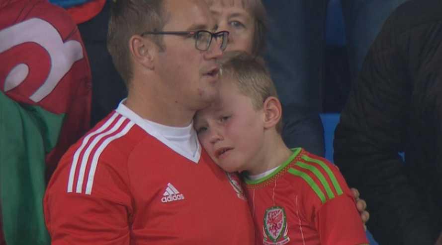 La imagen de un niño llorando la eliminación de Gales se ha vuelto viral.  El cuadro de Gareth Bale se quedó afuera del Mundial tras perder 1-0 ante Irlanda. (Foto: Captura)