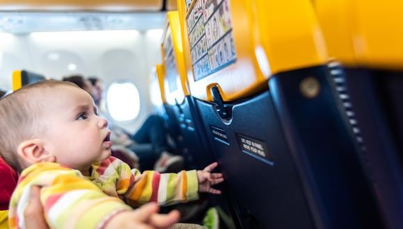 Volar en un avión puede convertirse en una situación estresante para los bebés, por lo que suelen llorar en los vuelos.