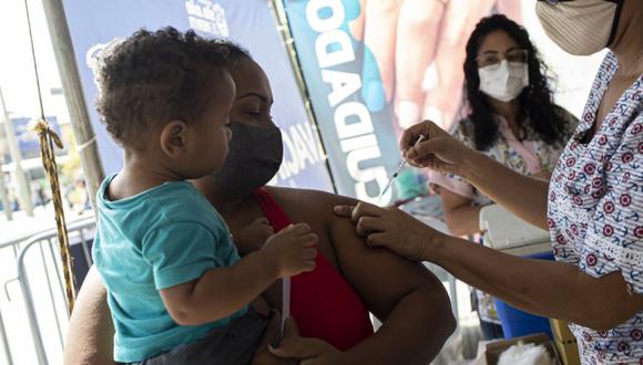 Una mujer recibe una inyección de la vacuna Pfizer contra el COVID-19 durante una campaña de vacunación para mujeres mayores de 31 años en Sao Joao de Meriti, Brasil, el miércoles 11 de agosto de 2021. (AP Photo/Bruna Prado)