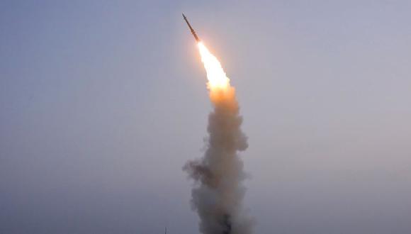 Un misil antiaéreo recientemente desarrollado se ve durante una prueba realizada por la Academia de Ciencias de la Defensa. (Foto: KCNA vía REUTERS).