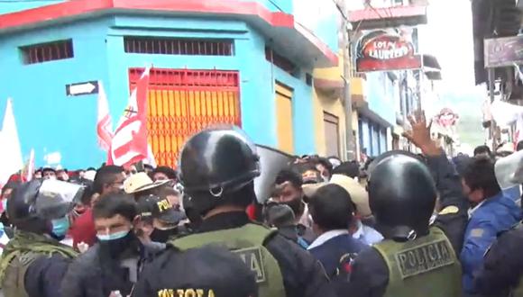 Cajamarca: público asistente al debate genera aglomeraciones por escaso distanciamiento (Foto: Captura de AndinaRadio-Chota)