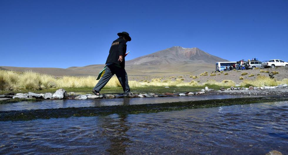 Un indígena aymara camina por los manantiales del río Silala, en el departamento de Potosí, suroeste de Bolivia, a 4 km de la frontera con Chile. (FOTO AFP / AIZAR RALDES).
