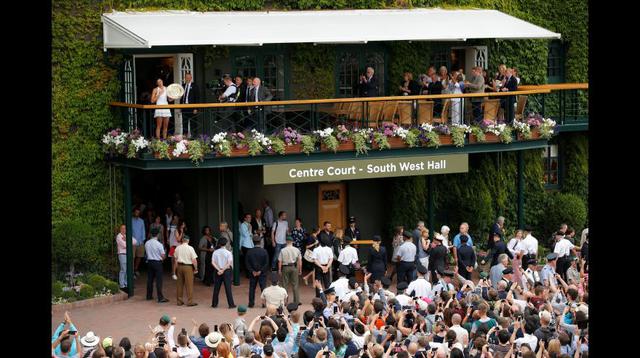 Muguruza en el palco festejando el título con los hinchas.
(Foto: Agencias / Wimbledon)