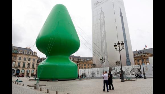 París: Retiran escultura con forma de juguete sexual