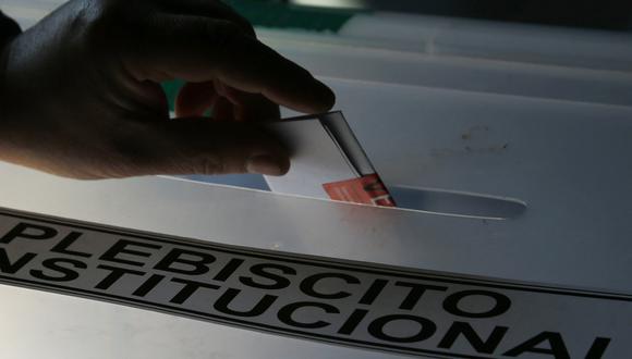 Una persona emite su voto durante un referéndum para aprobar o rechazar una nueva Constitución en un colegio electoral de Santiago, el 4 de septiembre de 2022. (Foto de CLAUDIO REYES / AFP)