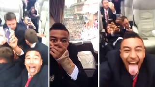 Lingard bromeó en bus de Manchester United mientras era atacado