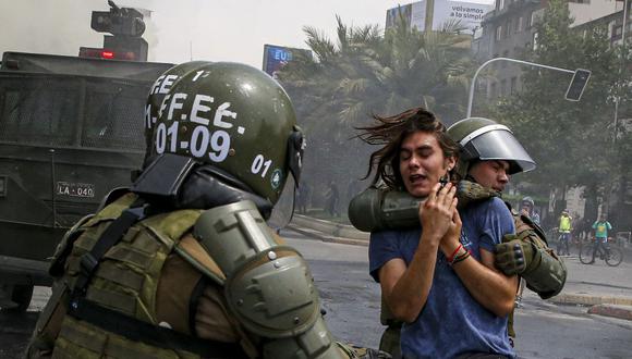 Carabineros detienen a un manifestante en Santiago de Chile. (AP Photo/Esteban Felix).