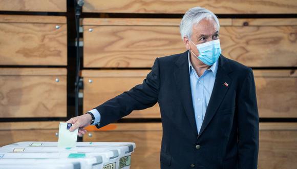 El presidente de Chile, Sebastián Piñera, emite su voto en un colegio de Santiago durante las elecciones presidenciales del 21 de noviembre de 2021. (CHILEAN PRESIDENCY / AFP).