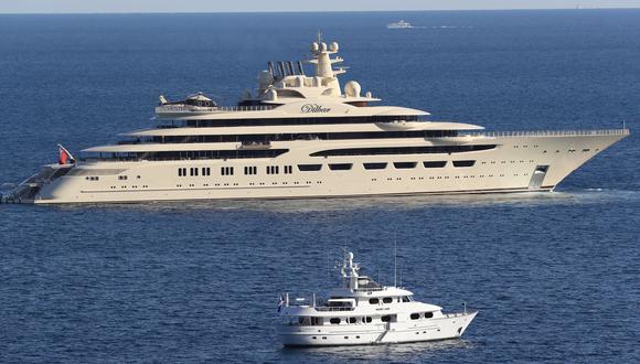 El superyate de lujo "Dilbar" navega frente a las costas de Mónaco el 20 de abril de 2017. (VALERY HACHE / AFP)