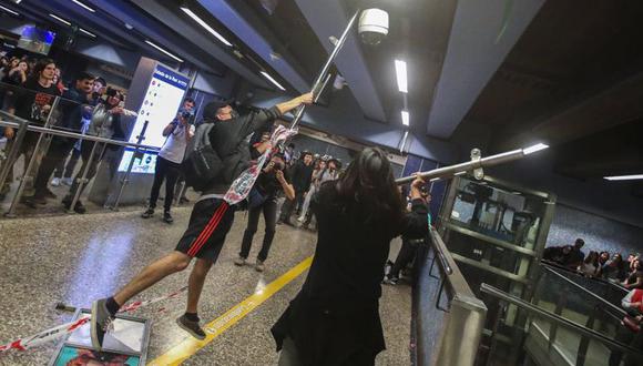 En Chile, las manifestaciones estallaron por el aumento del precio del pasaje del metro de 800 a 830 pesos. (Foto: EFE)