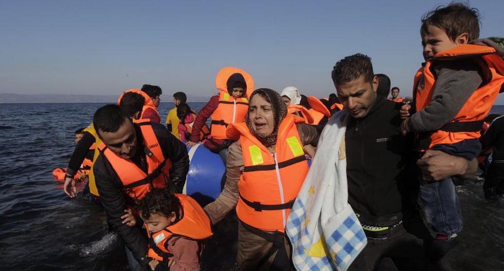 Imagen referencial de refugiados arribando a isla griega. (Foto: EFE)