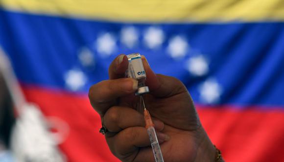 En esta foto de archivo tomada el 07 de junio de 2021, un trabajador de salud prepara una dosis de la vacuna en el barrio 23 de Enero en Caracas, Venezuela. (Federico PARRA / AFP).