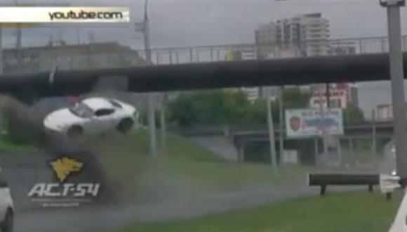 YouTube: Impactante accidente de un Porsche en Rusia
